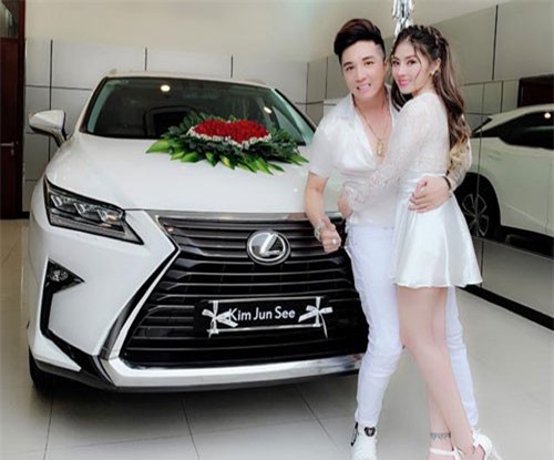 Bạn gái nóng bỏng vừa được "ông vua miền Tây" tặng xế hộp tiền tỷ cầu hôn là ai?