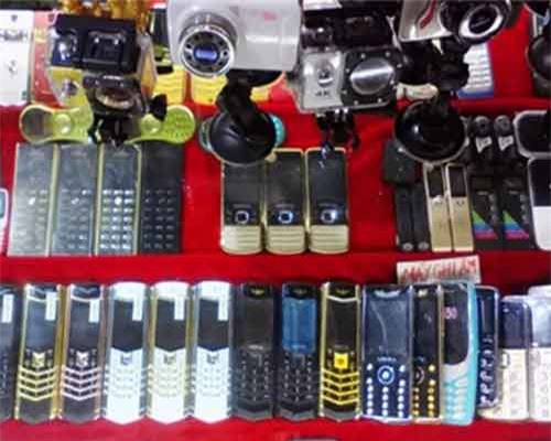 Hàng giả bày bán công khai tại chợ Cốc Lếu