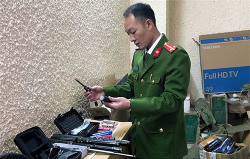 Hà Nội: Phá nhóm buôn công cụ hỗ trợ, thu hơn 2.000 sản phẩm