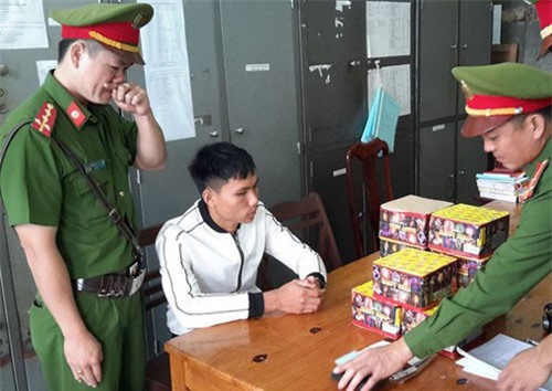 Đắk Lắk: Kiểm tra xe thư báo, phát hiện nhiều hàng cấm