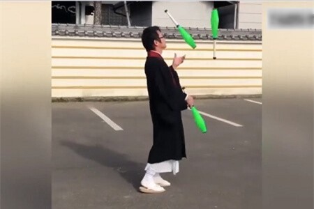 Clip: Hòa thượng Nhật Bản đồng loạt quay phim đăng lên mạng khi mặc kimono