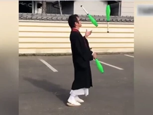 Clip: Hòa thượng Nhật Bản đồng loạt quay phim đăng lên mạng khi mặc kimono