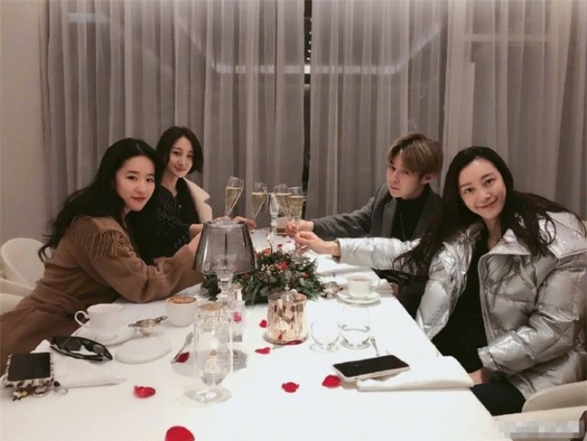 Lưu Diệc Phi xinh đẹp tụ tập cùng bạn bè nhưng cư dân mạng phát hiện chi tiết thú vị từ vật này