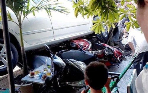 Nữ tài xế lùi ô tô cuốn 4 xe máy vào gầm