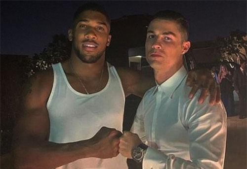 C.Ronaldo bất ngờ “đọ nắm đấm” với nhà vô địch quyền anh thế giới