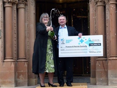 Trúng độc đắc gần 150 triệu USD, cặp đôi quyết định chia giải cho 50 người khác