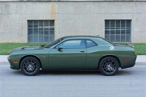 4. Dodge Challenger (doanh số: 70.816 chiếc).