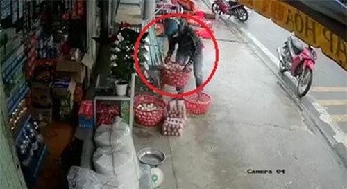 CLIP: "Thanh niên cứng" trộm nguyên giỏ trứng 