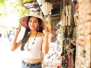 Học lỏm nàng hậu Trần Tiểu Vy cách mix đồ với croptop sành điệu