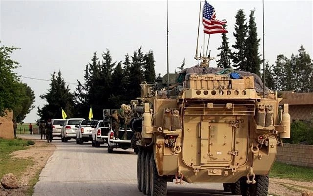 Các lực lượng Mỹ di chuyển trên xe bọc thép gần làng Darbasiyah, Syria giáp biên giới Thổ Nhĩ Kỳ