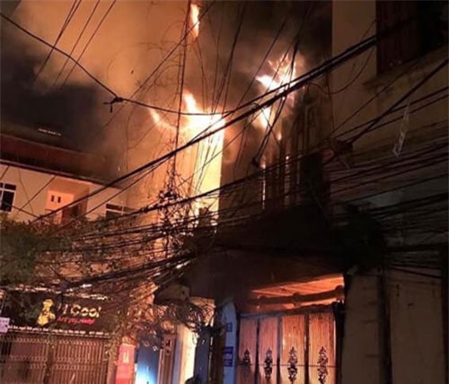 Hà Nội: Cháy nhà lúc rạng sáng, 6 người nhập viện cấp cứu