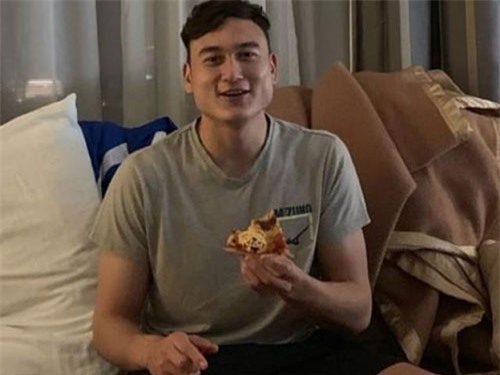 CLIP: Thủ môn Đặng Văn Lâm khoe phòng khách sạn tuyệt đẹp tại UAE