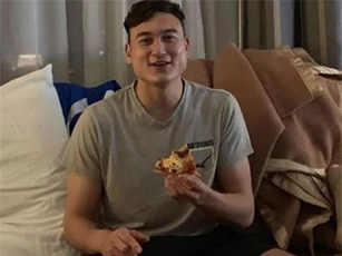 CLIP: Thủ môn Đặng Văn Lâm khoe phòng khách sạn tuyệt đẹp tại UAE