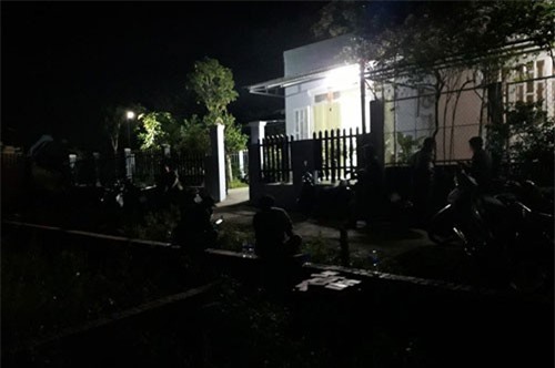 Bình Dương: Chồng gục ngã thấy vợ treo cổ trong phòng ngủ