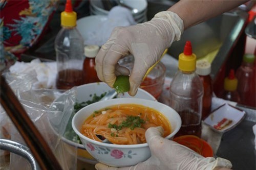 Hàng bánh canh 1 giờ nức tiếng Sài Gòn