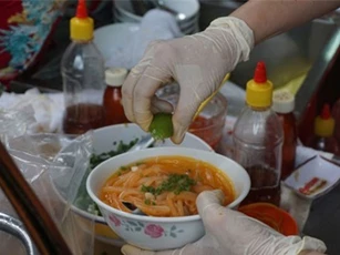 Hàng bánh canh 1 giờ nức tiếng Sài Gòn