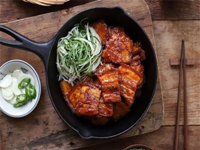 Học người Hàn cách làm món thịt áp chảo ngon ngất ngây ăn mùa lạnh hợp vô cùng