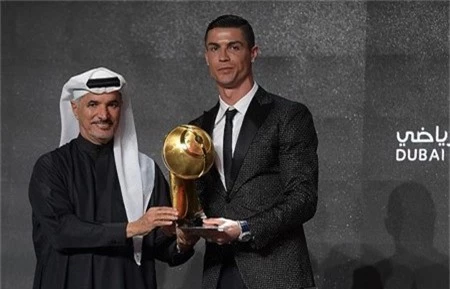 C.Ronaldo bất ngờ “đọ nắm đấm” với nhà vô địch quyền anh thế giới - Ảnh 3.