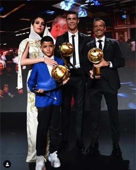 C.Ronaldo bất ngờ “đọ nắm đấm” với nhà vô địch quyền anh thế giới - Ảnh 4.
