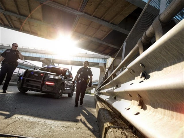 Ford Explorer thế hệ mới được hé lộ qua xe cảnh sát Mỹ - Ảnh 2.