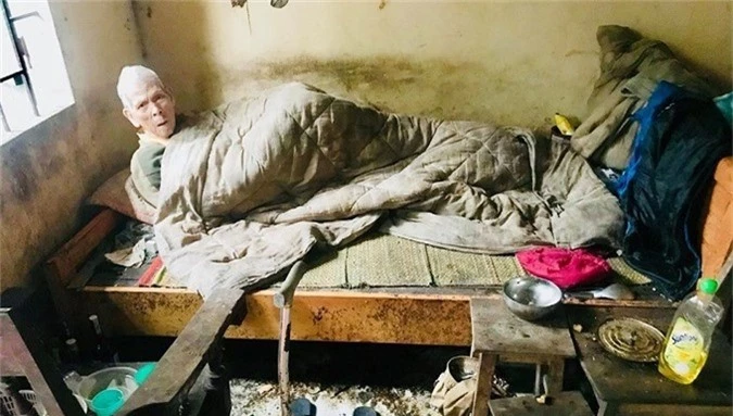 'Mẹ đi lấy chồng, con ngủ ngoài đường', bức ảnh xót xa nhất 2018