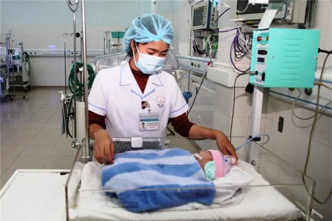 Mẹ bỏ lại con vừa sinh tại bệnh viện “nhờ” nhân viên y tế chăm sóc - Ảnh 1.