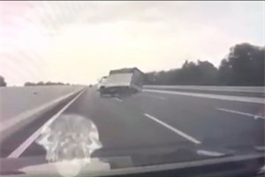 CLIP: Ô tô tải nổ lốp, 'đánh võng' rồi nằm 'phơi bụng' trên cao tốc Hà Nội - Hải Phòng