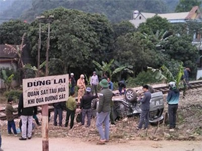 Xe ô tô 7 chỗ bị tàu hỏa tông văng xa hàng chục mét