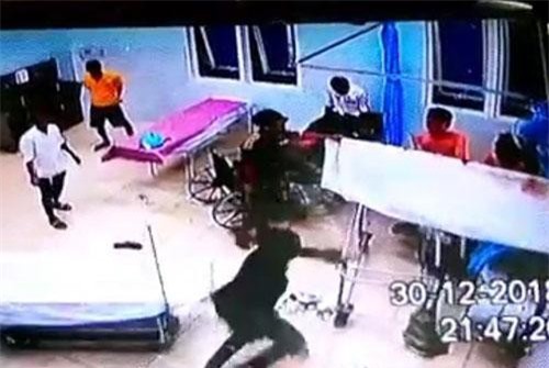 Vĩnh Long: Công an lên tiếng vụ hàng chục thanh niên đập phá trụ sở công an xã, 3 người nhập viện