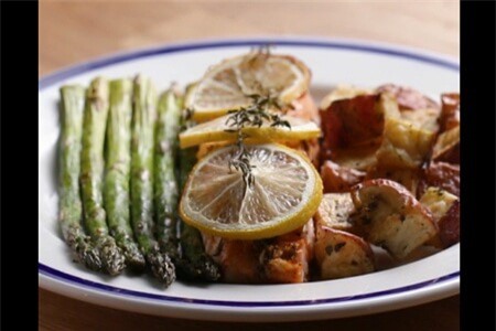 Clip: Cá hồi nướng măng tây cho người sành ăn