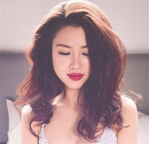 Nữ thạc sĩ 9X nóng bỏng đang hẹn hò "trên mức tình bạn" với Quang Hà là ai?