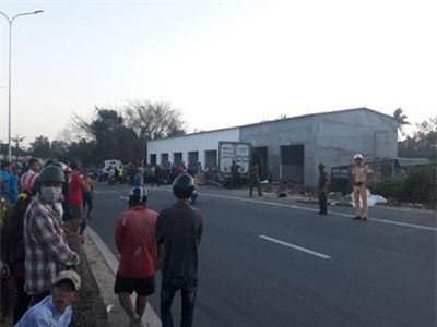 Vượt xe cẩu, xe tải tông chết 2 người