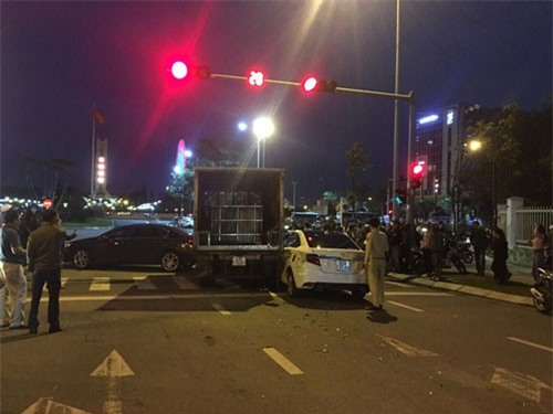 Xe tải húc 3 phương tiện dừng đèn đỏ đã hết hạn kiểm định