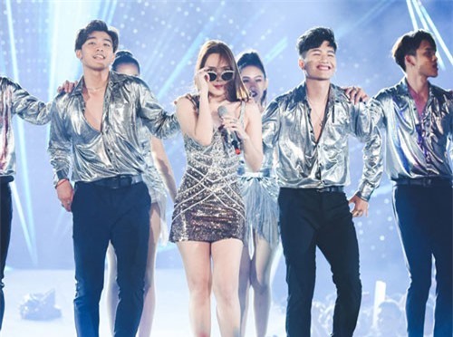 Mỹ Tâm "nhắc khéo" khi fan gọi tên người khác trong lúc biểu diễn