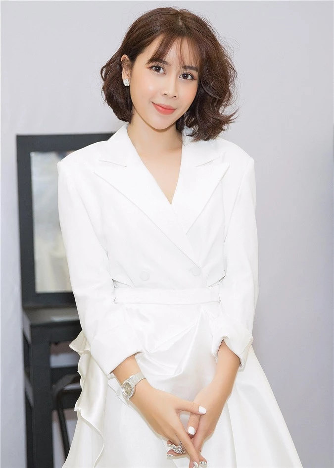 Lưu Hương Giang_ đồ Liveevil trang sức Piaget. Trong đó, chiếc đồng hồ cô sử dụng có giá lên đến 38,700$, đôi hoa tai có giá 6,600$ cùng nhẫn kim cương.