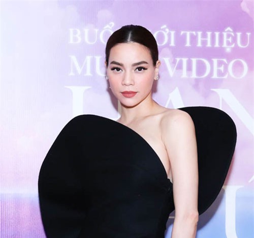 Hà Hồ lên tiếng về tấm ảnh đặt tay lên Kim Lý "khẳng định chủ quyền"