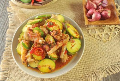 CLIP: Cách làm chân gà xóc xoài non ngon như ngoài quán