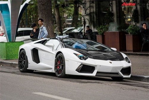 Lamborghini Aventador Roadster thứ 3 ở Việt Nam nâng cấp gói carbon "khủng" của Novitec