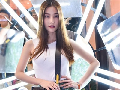 Diễm My 9X, Quang Vinh mặc trẻ trung đi event