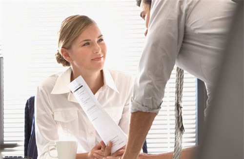 Chạm mặt vợ sếp trong tiệc sinh nhật, nam trưởng phòng điếng người