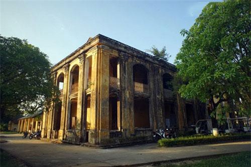 Đột nhập tòa nhà bỏ hoang bí ẩn trong Hoàng thành Huế