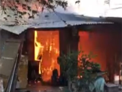 TPHCM: Cháy lớn thiêu rụi hơn 10 phòng trọ