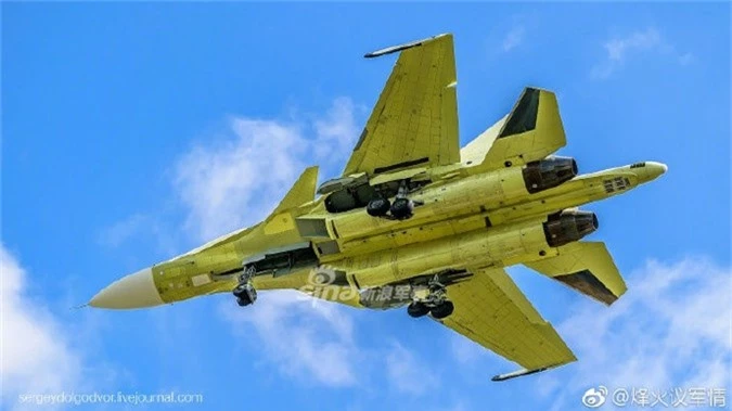 Can canh Su-34 “tran truong” bay thu khi vua ra khoi nha may-Hinh-4