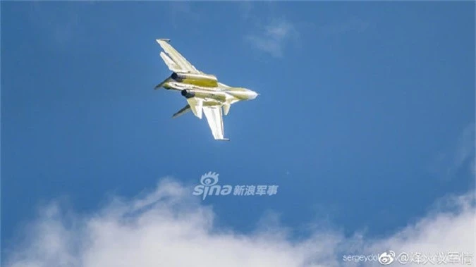 Can canh Su-34 “tran truong” bay thu khi vua ra khoi nha may-Hinh-8