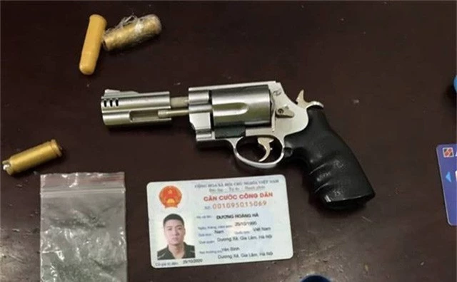 
Khẩu súng colt cùng tang vật mà cảnh sát thu giữ của Dương Hoàng Hà (Ảnh: Công an cung cấp)
