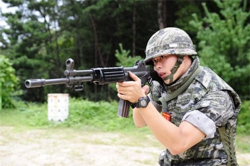 Binh lính Hàn Quốc luyện tập với súng trường K2.