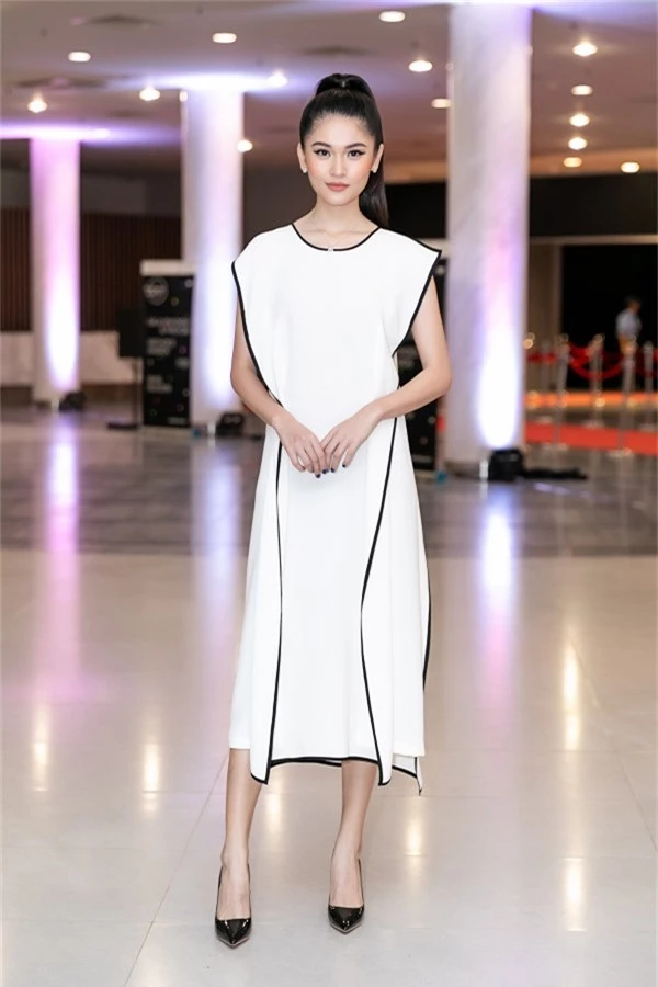Á hậu Thuỳ Dung lựa chọn sắc trắng đen cho phong cách thời trang khi đi theo dõi chương trình.