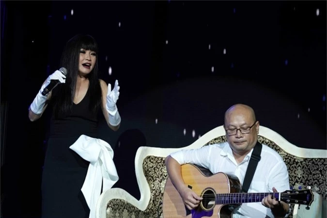 Phương Thanh hát mộc ca khúc Một mình cùng sự hỗ trợ của một guitarist.