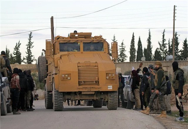  Binh lính Thổ Nhĩ Kỳ lái xe quân sự tại Manbij, Syria. (Ảnh: Reuters) 