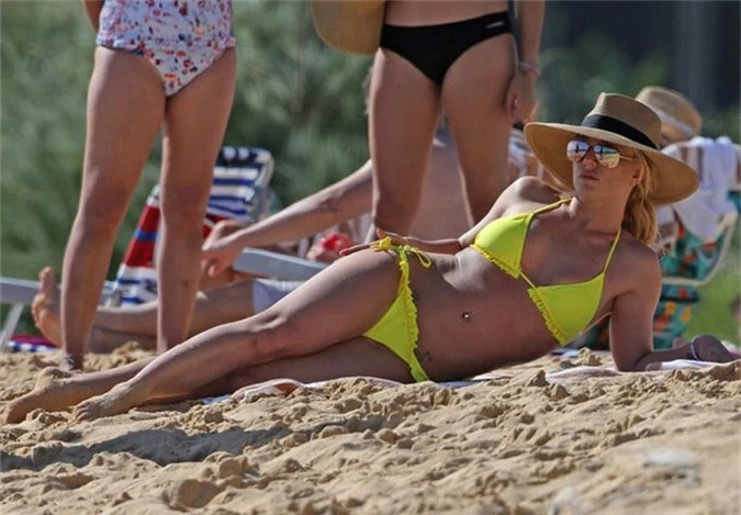 Britney Spears diện bikini rực rỡ, thư giãn nằm tắm nắng trên bãi biển Hawaii.